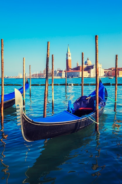 Gondeln in der Lagune von Venedig auf Sonnenaufgang, Italien