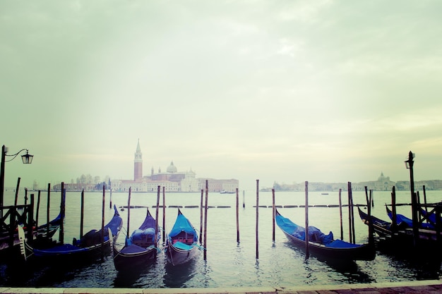 Gondeln in Venedig im Vintage-Ton