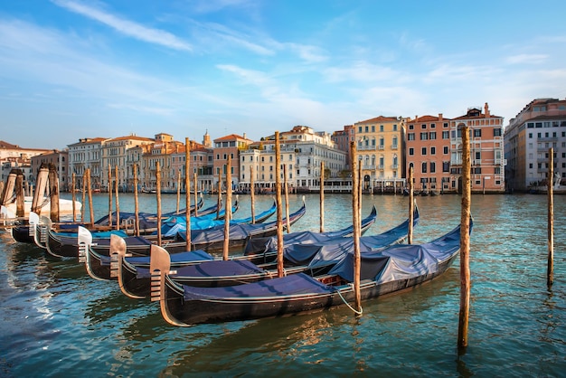 Gondeln und Architektur in Venedig bei Sonnenuntergang, Italien