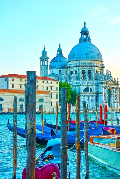 Gondeln und die Kirche Santa Maria della Salute in Venedig, Italien