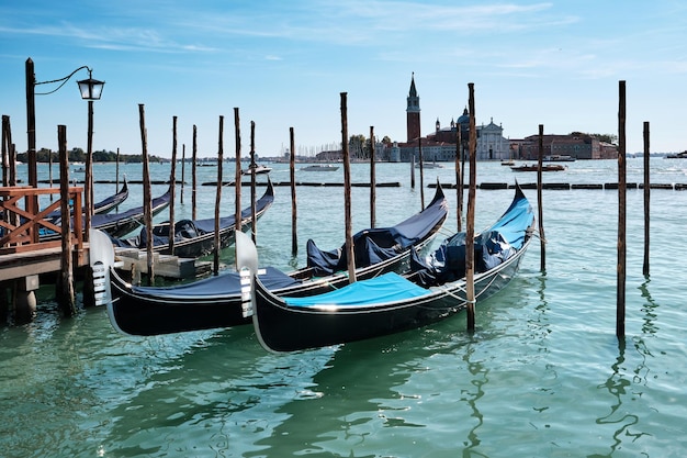 Gondeln vertäut vom Markusplatz mit der Kirche San Giorgio di Maggiore in Venedig Italien