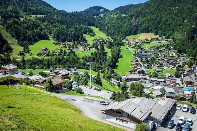 Gôndola acima da vila de La Clusaz no verão, França