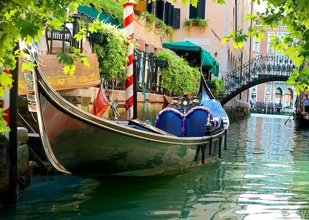 Góndola en la calle veneciana de cerca, Italia