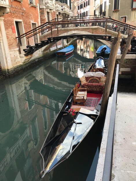 Foto góndola en el canal de venecia