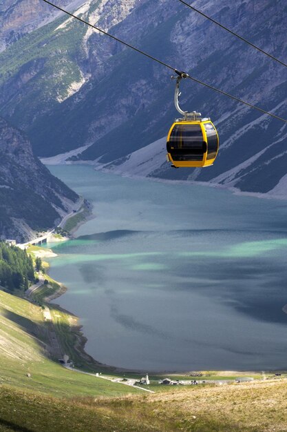 Gôndola de teleférico nas montanhas dos Alpes, perto do lago Livigno Itália
