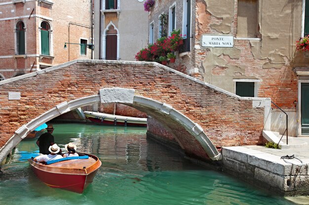 Gôndola e canal em veneza