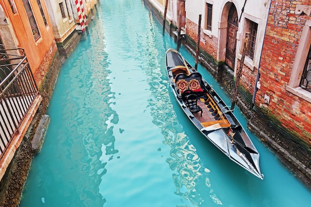 Gôndola em um canal verde de Veneza
