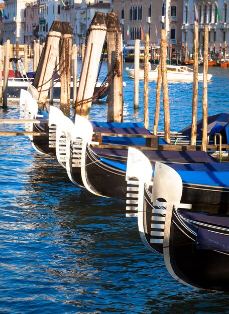 La góndola es un bote de remos veneciano tradicional de fondo plano, un símbolo muy famoso de la ciudad de Venecia.