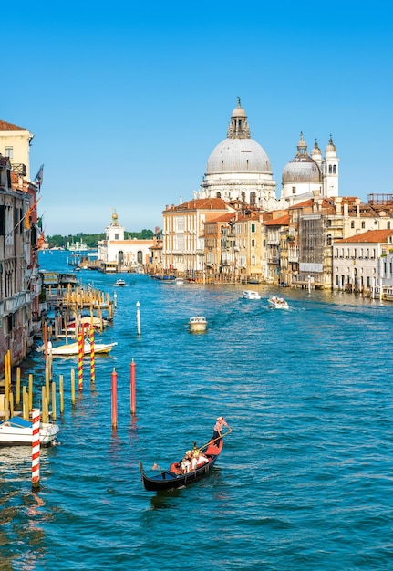 Góndola por el Gran Canal de Venecia Italia