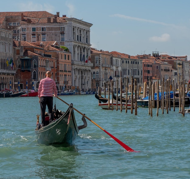 Foto gôndola que transporta turistas de férias em veneza