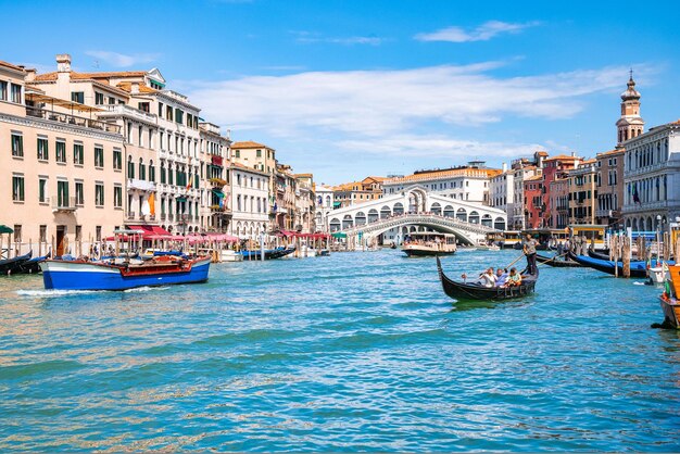 Gôndola tradicional perto do mundialmente famoso canal grande e ponte rialto