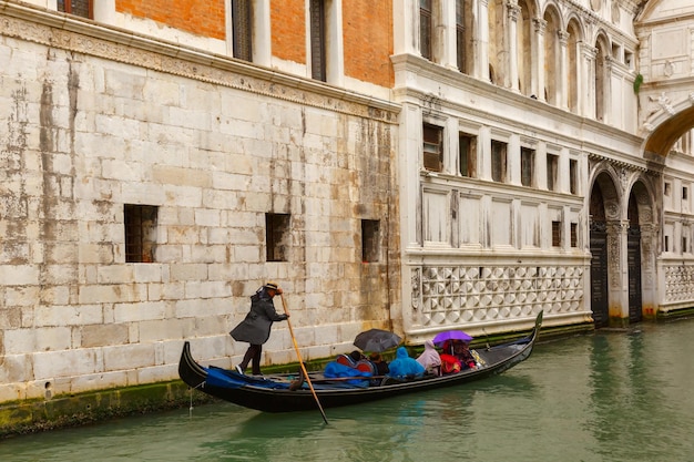 Góndola de Venecia en tiempo lluvioso Italia