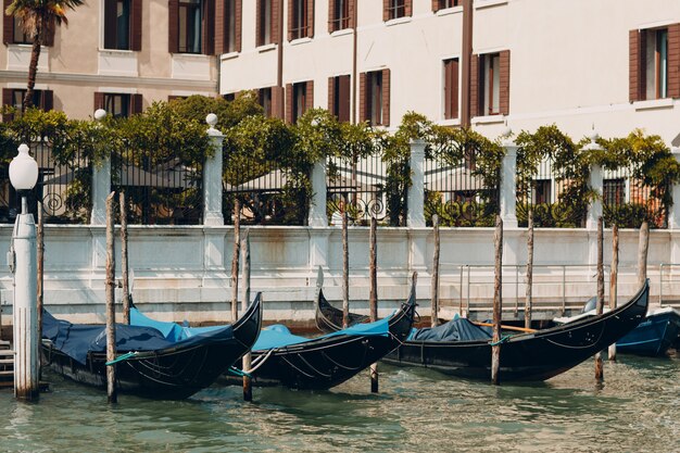 Góndola veneciana y canal en Venecia, Italia