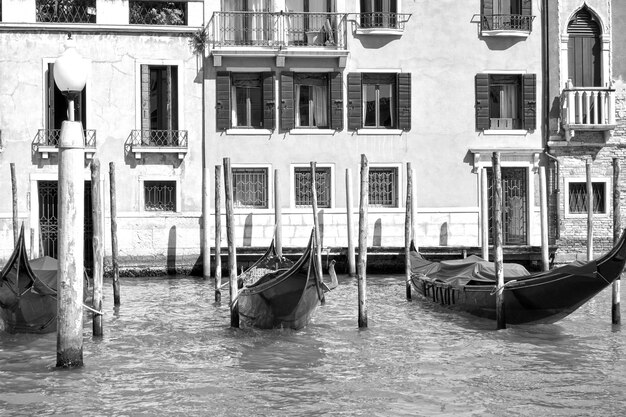 Góndolas amarradas en el Gran Canal de Venecia, Italia. Imagen en blanco y negro