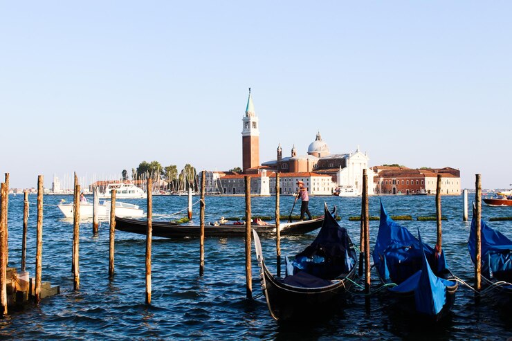 Góndolas amarradas en la plaza de San Marcos con la iglesia de San Giorgio di Maggiore en Venecia Italia169 Ratio