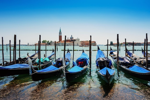 Gondolas ancoradas no Grande Canal na cidade