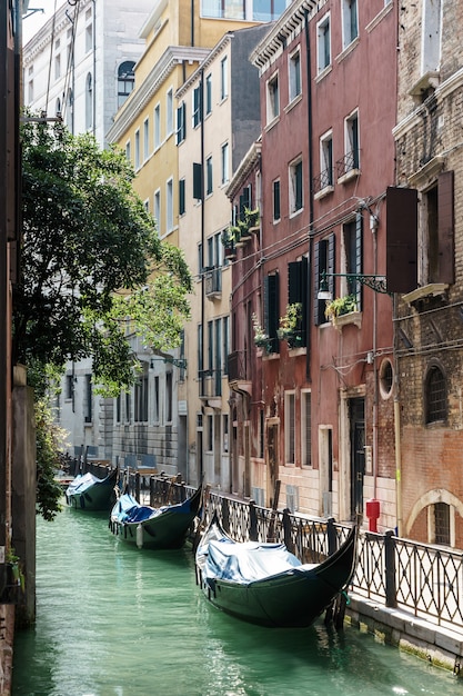 Gôndolas atracadas ao longo de um canal em Veneza