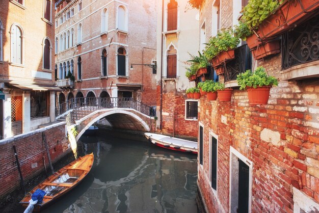 Góndolas en canal de Venecia. Venecia es un destino turístico popular de Europa.