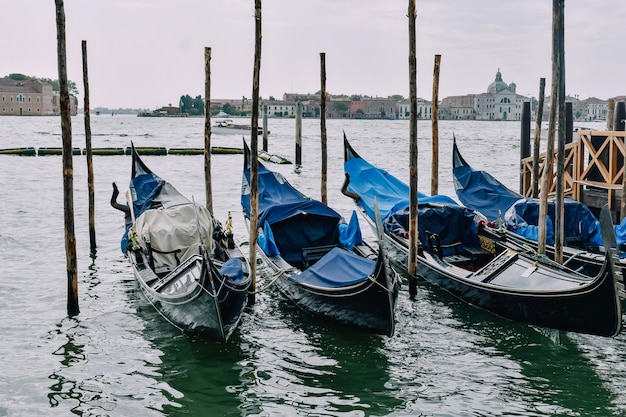 góndolas en los canales venecianos