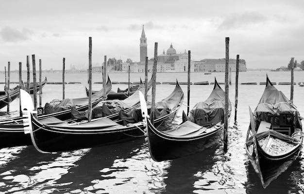 Góndolas cerca de la plaza de San Marcos en Venecia, Italia. Imagen en blanco y negro.