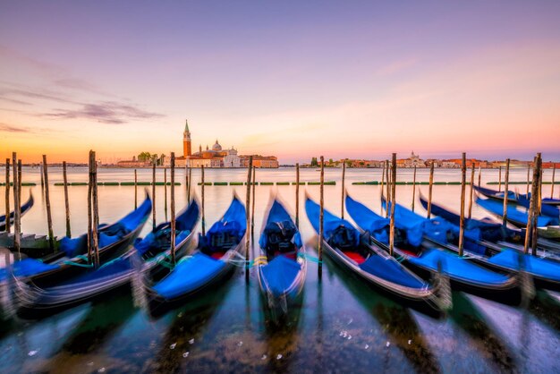 Gôndolas com a igreja de San Giorgio di Maggiore em Veneza, Itália