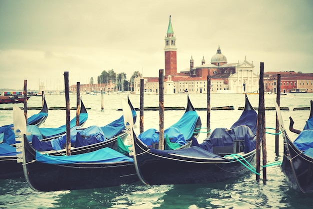 Gôndolas e a igreja de san giorgio maggiore ao fundo, veneza, itália