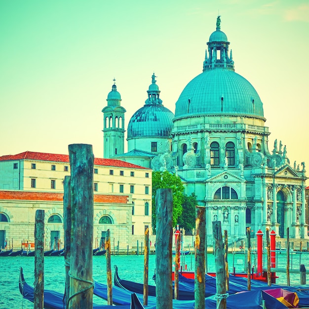 Gôndolas e a igreja Santa Maria della Salute em Veneza, Itália