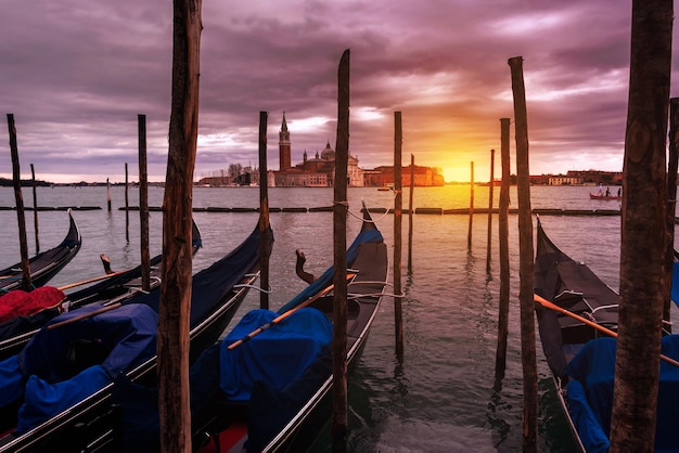 Gôndolas em Veneza no pôr do sol ao lado da praça San Marco Marco famoso na Itália