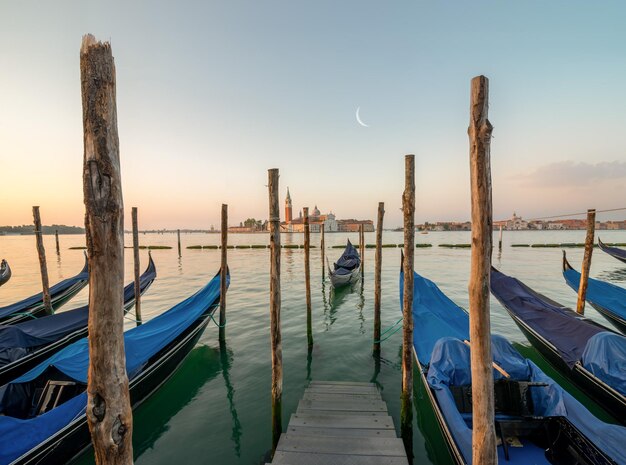 Foto gondolas em veneza pela manhã