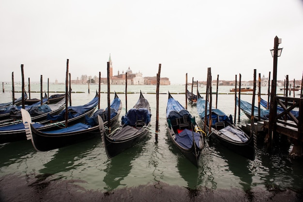 Gôndolas, estacionamento, em, a, tradicional, veneziano, barco remando