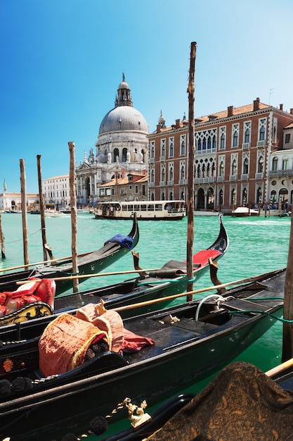 Góndolas en el Gran Canal de Venecia, Italia, con la Basílica de Santa Maria della Salute en el fondo