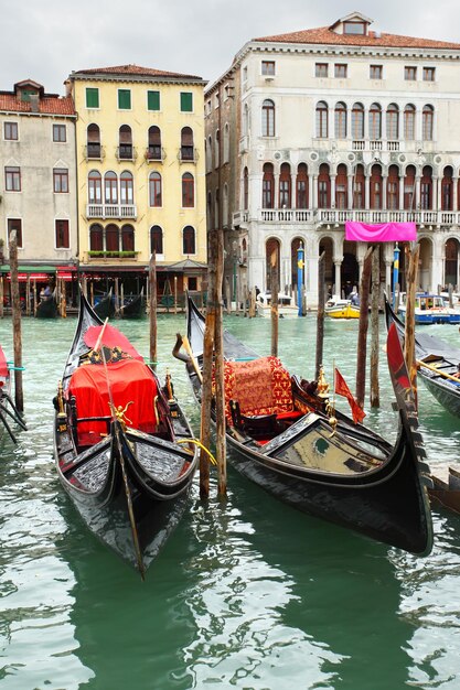 Góndolas en el Gran Canal de Venecia, Italia