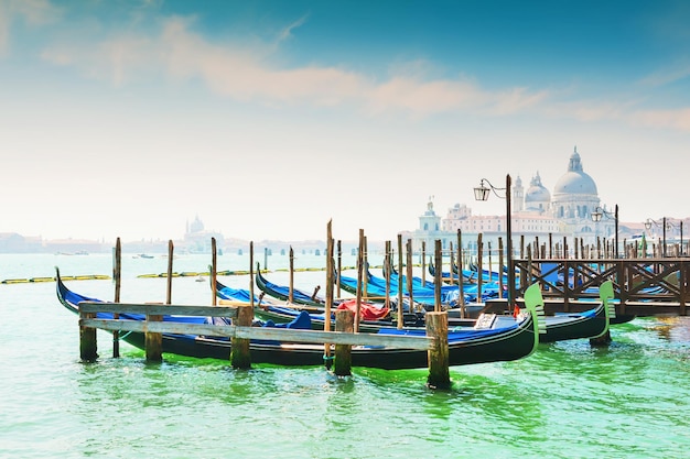 Góndolas en el Gran Canal de Venecia, Italia