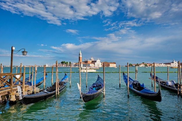 Las góndolas y en la laguna de venecia por la plaza de san marcos venecia italia