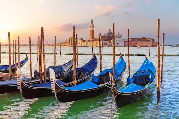 Las góndolas y el monasterio de San Jorge en el fondo, Venecia, Italia.