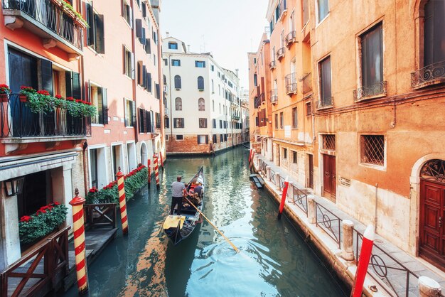 Gôndolas no canal em veneza. veneza é um popular destino turístico da europa.