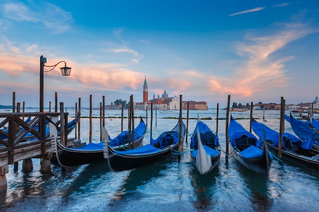 Gôndolas no crepúsculo na lagoa italia de veneza