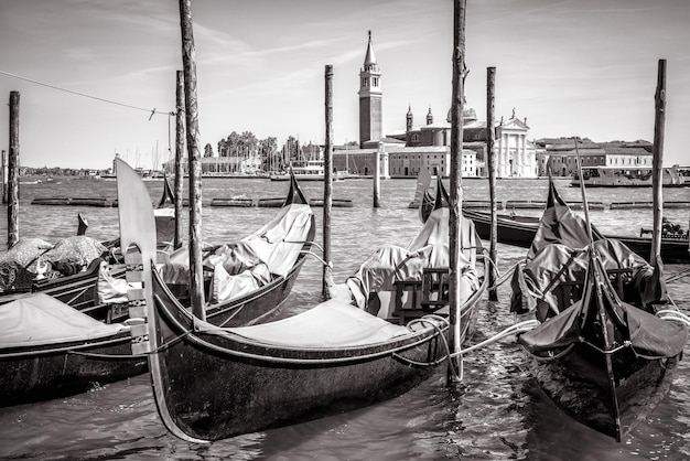 Gôndolas no estacionamento perto de San Marco Square Veneza Itália