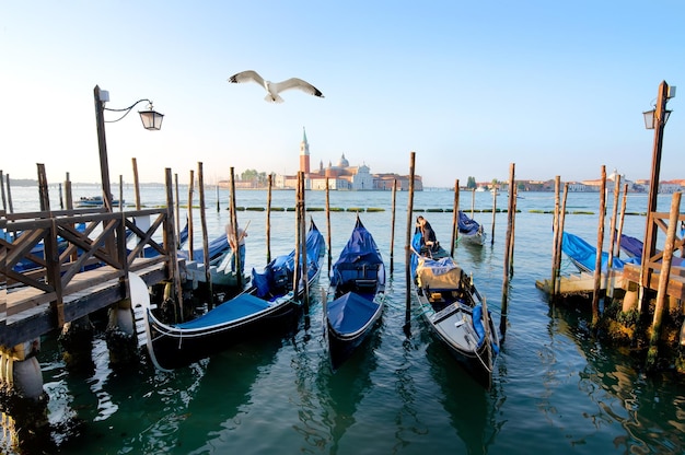 Gôndolas no Grande Canal de Veneza, Itália