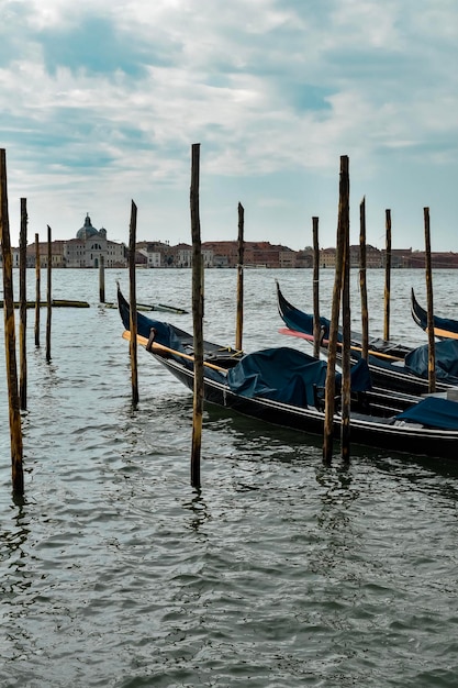 gôndolas nos canais venezianos