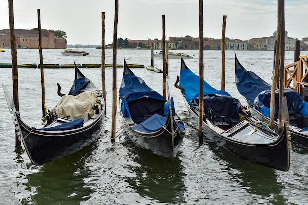 gôndolas nos canais venezianos