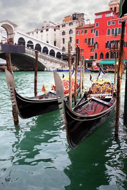 Gôndolas perto da ponte Rialto em Veneza, Itália