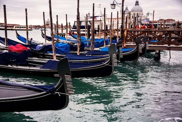 Góndolas en Venecia al atardecer junto a la plaza San Marco Famoso punto de referencia en Italia