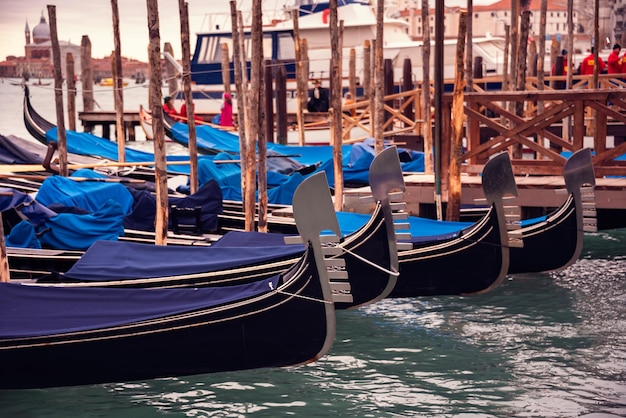 Góndolas en Venecia al atardecer junto a la plaza San Marco Famoso punto de referencia en Italia