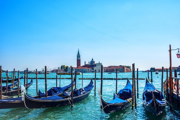 Gôndolas venezianas no Grande Canal, Veneza, Itália.