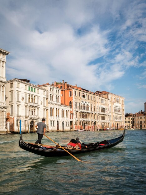 Gondoleiro veneziano de gôndola em veneza