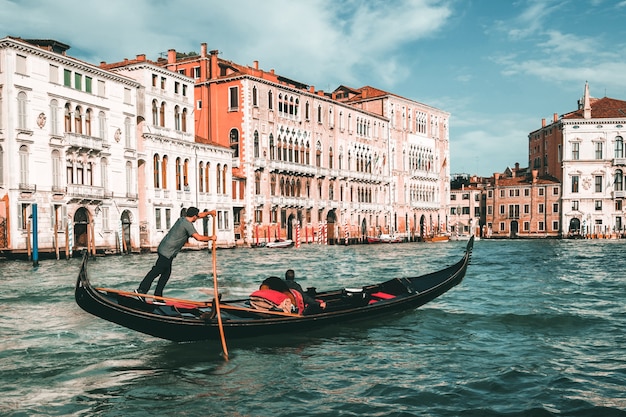 Gondoleiro veneziano Punts Gondola em Veneza, Itália