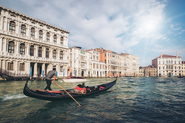 Gondoleiro veneziano Punts Gondola em Veneza, Itália