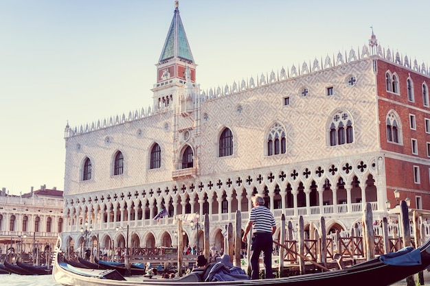 El gondolero en un fondo de la Plaza de San Marcos en Venecia