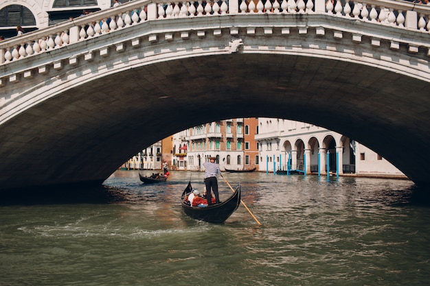 Gondolero en el puente de Rialto, Venecia, Italia